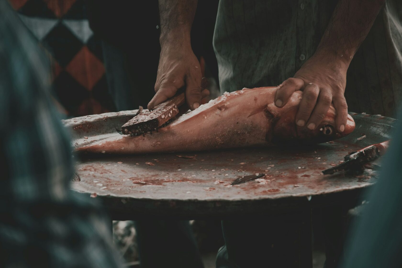 Mestre talhante a trabalhar a carne com destreza, no talho tradicional